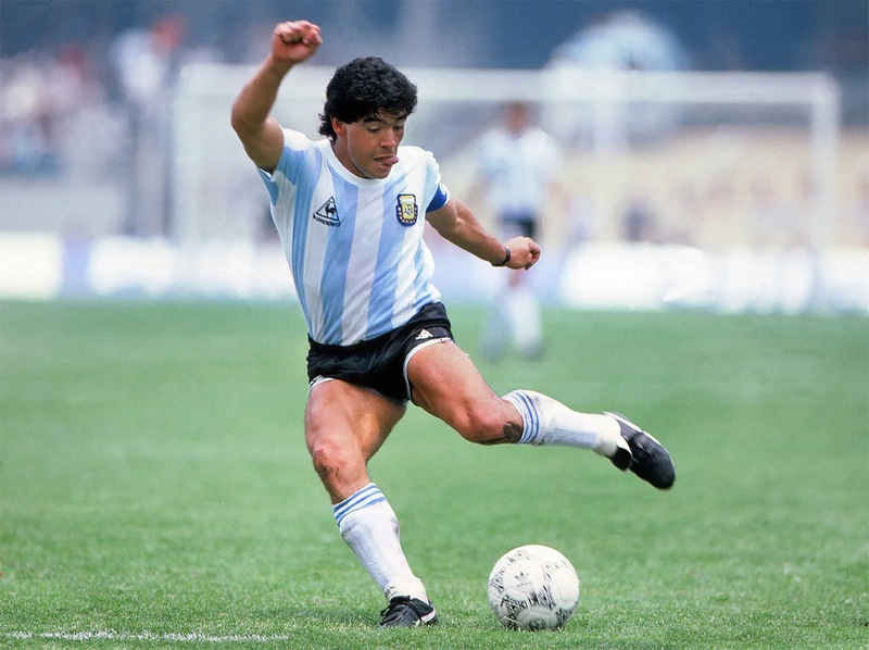 Maradona, thiên tài sân cỏ Argentina, như một ngọn lửa bùng cháy dữ dội, để lại dấu ấn không thể phai mờ trong lòng người hâm mộ.