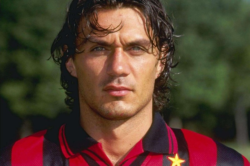 Maldini, như một tượng đài bất diệt, đứng vững trước mọi cơn bão, bảo vệ thành Milan với sự điềm tĩnh và uy nghiêm đáng kinh ngạc.